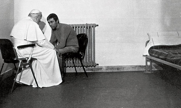 27.12.1983 r. Jan Paweł II odwiedził w celi Mehmeta Ali Ağcę.