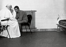 27.12.1983 r. Jan Paweł II odwiedził w celi Mehmeta Ali Ağcę.