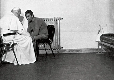 27.12.1983 r. Jan Paweł II odwiedził w celi Mehmeta Ali Ağcę.