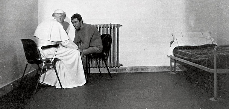 27.12.1983 r. Jan Paweł II odwiedził w celi Mehmeta Ali Ağcę.