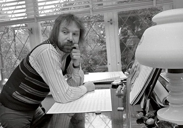 Andrzej Korzyński w swoim mieszkaniu. Zdjęcie z 1975 r.