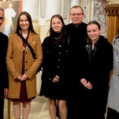 Do udziału w letnich rekolekcjach zapraszają (od lewej): ks. Krzysztof Dukielski, diecezjalny moderator ruchu, Beata Kurowska, Justyna Chmielewska i Wiktoria Oleksiak, a między nimi ks. Przemysław Wójcik, moderator oazy rodzin, i s. Małgorzata Kobylarz.