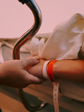 Pacjent szpitala w Czernihowie: z żoną przykryliśmy własnymi ciałami dzieci, od odłamków pocisku zginął mój kum