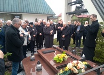 Modlitwa nad grobem ks. prof. Bolesława Kumora w Niskowej.