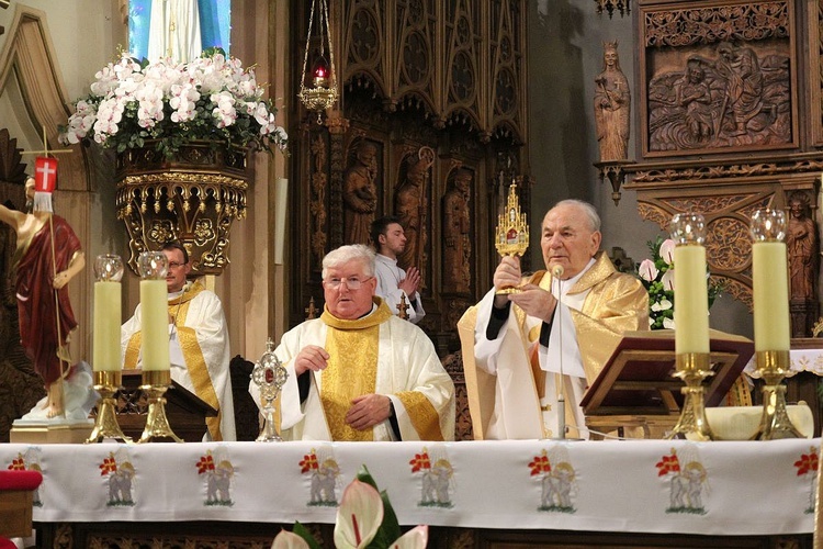 Ks. prałat Michał Boguta przewodniczył Mszy św. Obok - ks. prałat Stanisław Morawa i ks. Dariusz Ludwin.