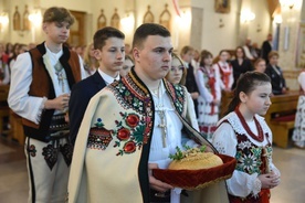 Procesja z darami w Ochotnicy Górnej.