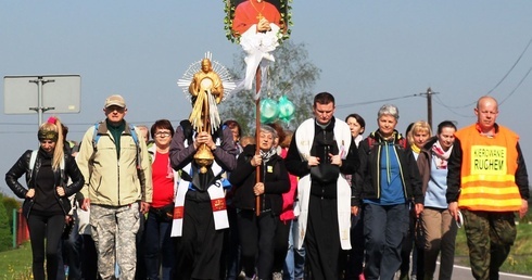 Najświętszy Sakrament, ale i relikwie św. Józefa Bilczewskiego będą w tym roku towarzyszyć łagiewnickim pielgrzymom. Zdjęcie z trasy na odcinku: Witkowice - Wieprz w 2019 r.