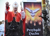 Bp Ważny błogosławi młodych w par. św. Pawła w Bochni.