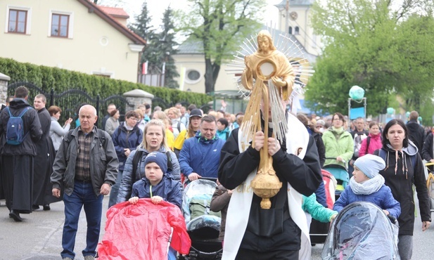 Pielgrzymi wyruszają z Hałcnowa do Łagiewnik.