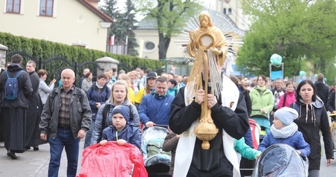 Pielgrzymi wyruszają z Hałcnowa do Łagiewnik.