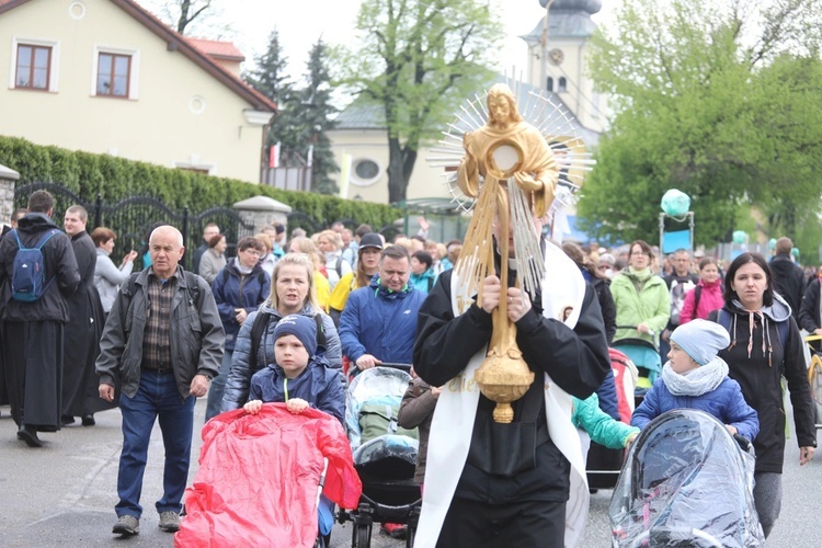 Pielgrzymi wyruszają z Hałcnowa do Łagiewnik.