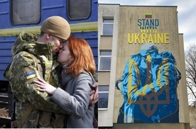 Słynne pożegnanie ukraińskiego żołnierza z żoną na muralu w Wilnie