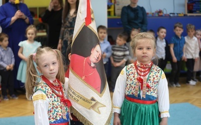 Uroczystość w ochronce rozpoczęła się od wprowadzenia sztandaru z wizerunkiem patrona.