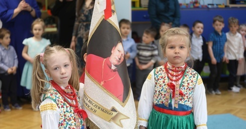 Uroczystość w ochronce rozpoczęła się od wprowadzenia sztandaru z wizerunkiem patrona.