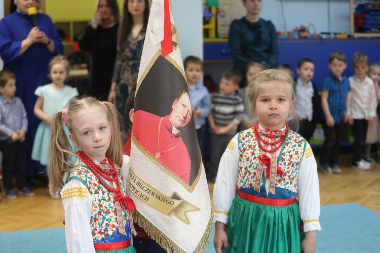 Uroczystość w ochronce rozpoczęła się od wprowadzenia sztandaru z wizerunkiem patrona.