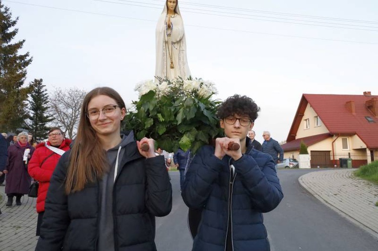 Z Matką Bożą Fatimską po ulicach Pszenna