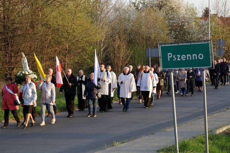 Z Matką Bożą Fatimską po ulicach Pszenna