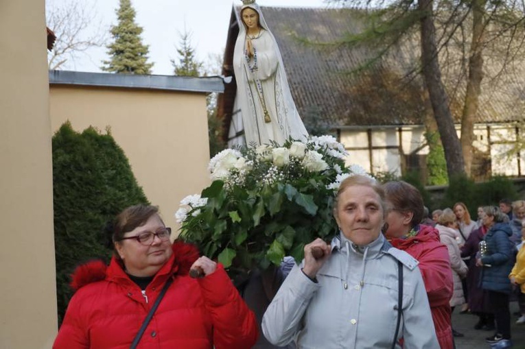 Z Matką Bożą Fatimską po ulicach Pszenna