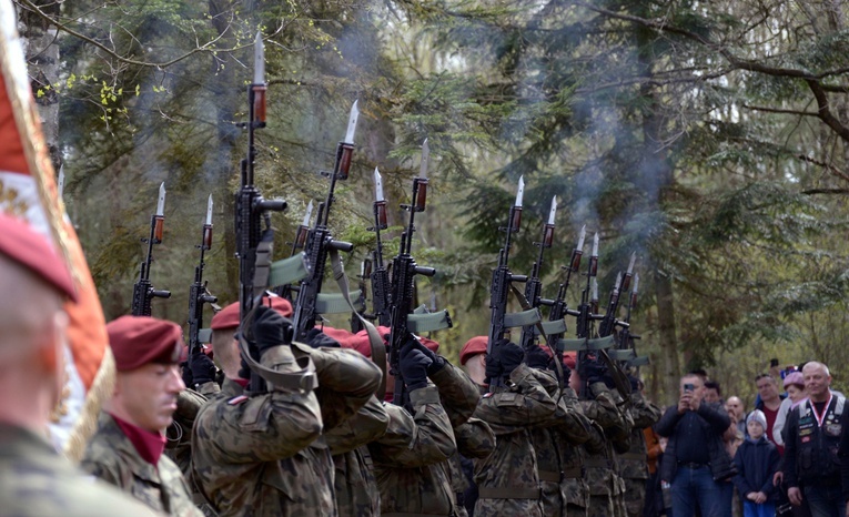 Salwa honorowa po Apelu Poległych.