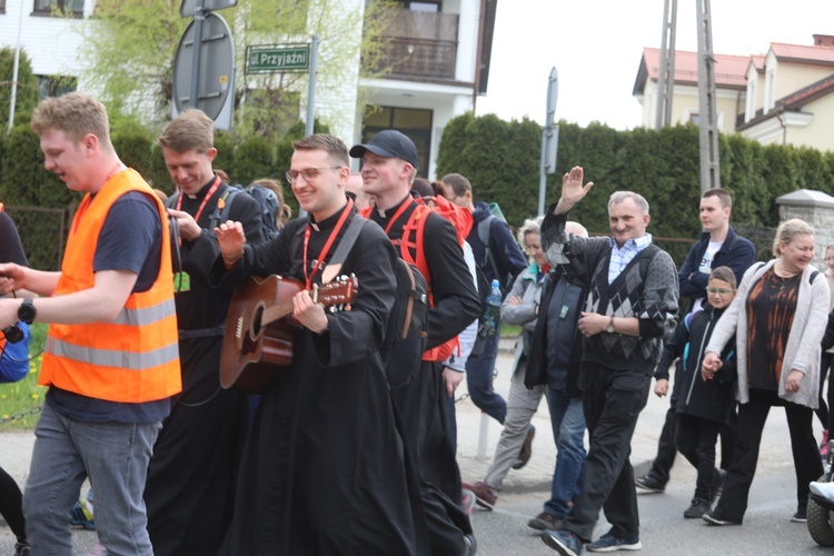 10. Piesza Pielgrzymka Diecezji Bielsko-Żywieckiej do Łagiewnik wyrusza z Hałcnowa - 2022 - cz. 2