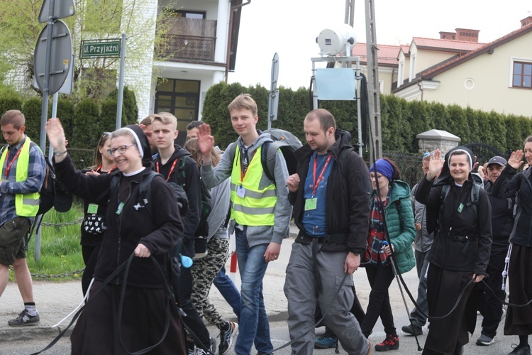 10. Piesza Pielgrzymka Diecezji Bielsko-Żywieckiej do Łagiewnik wyrusza z Hałcnowa - 2022 - cz. 2