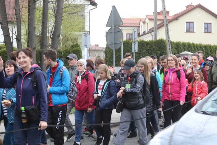 10. Piesza Pielgrzymka Diecezji Bielsko-Żywieckiej do Łagiewnik wyrusza z Hałcnowa - 2022 - cz. 1