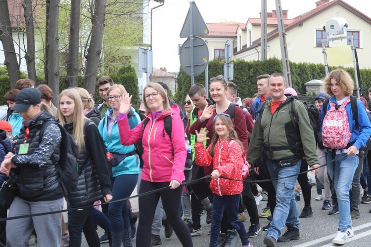 10. Piesza Pielgrzymka Diecezji Bielsko-Żywieckiej do Łagiewnik wyrusza z Hałcnowa - 2022 - cz. 1