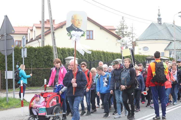 10. Piesza Pielgrzymka Diecezji Bielsko-Żywieckiej do Łagiewnik wyrusza z Hałcnowa - 2022 - cz. 1