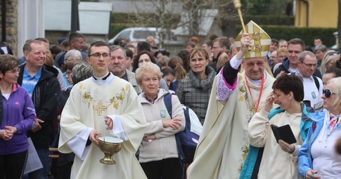 Bp Roman Pindel udzielił pielgrzymom błogosławieństwa.