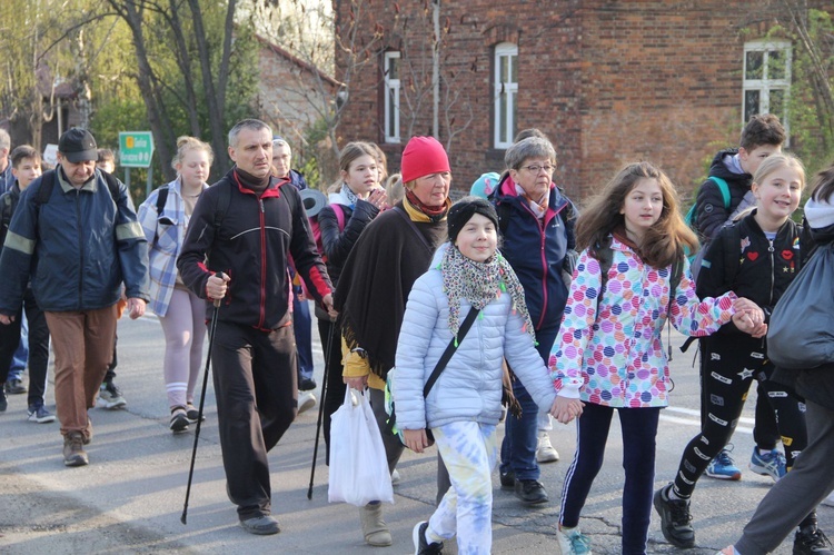 Tarnów-Tuchów. Pielgrzymka ze służebniczkami