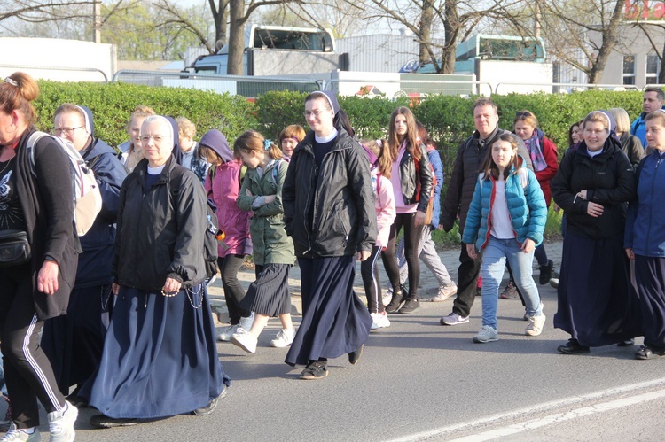 Tarnów-Tuchów. Pielgrzymka ze służebniczkami