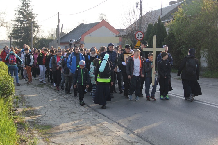 Tarnów-Tuchów. Pielgrzymka ze służebniczkami