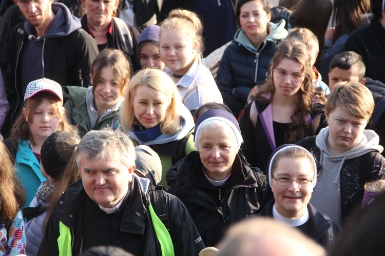 Tarnów-Tuchów. Pielgrzymka ze służebniczkami