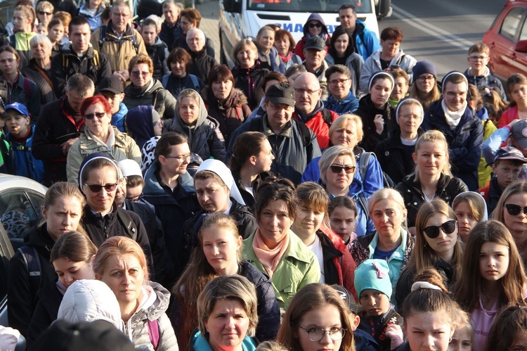 Tarnów-Tuchów. Pielgrzymka ze służebniczkami