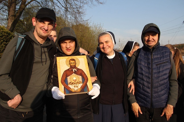 Tarnów-Tuchów. Pielgrzymka ze służebniczkami