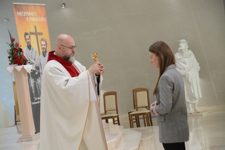 Wprowadzenie relikwii męczenników z Pariacoto do kościoła na Chabrach