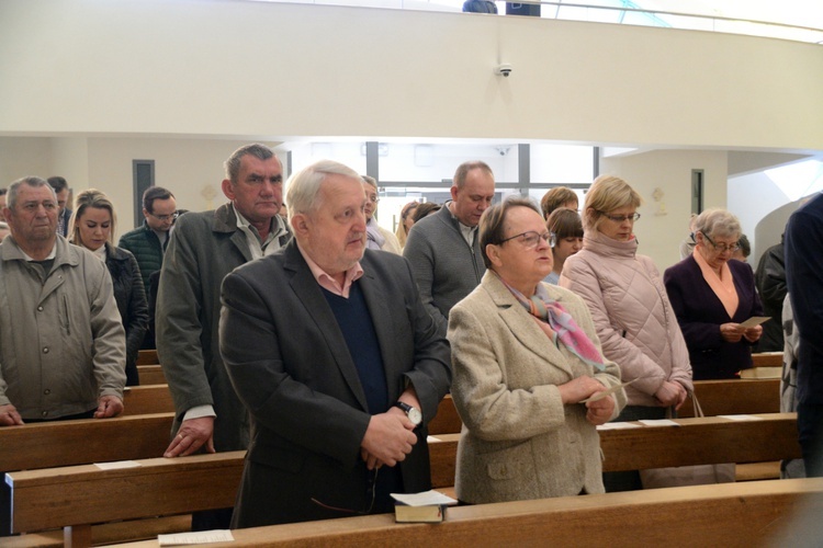 Wprowadzenie relikwii męczenników z Pariacoto do kościoła na Chabrach