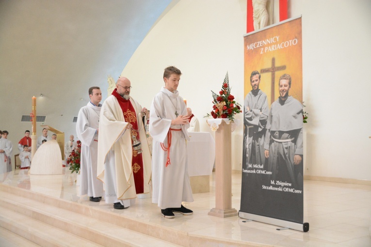 Wprowadzenie relikwii męczenników z Pariacoto do kościoła na Chabrach