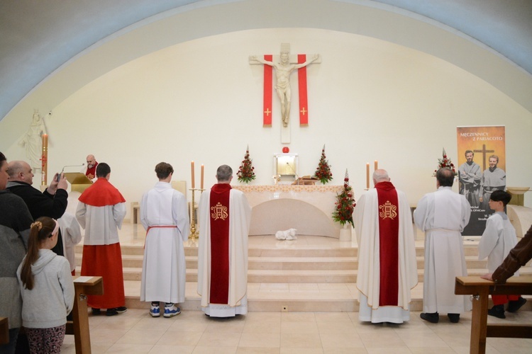 Wprowadzenie relikwii męczenników z Pariacoto do kościoła na Chabrach