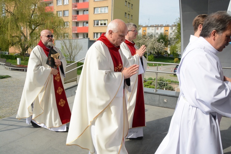 Wprowadzenie relikwii męczenników z Pariacoto do kościoła na Chabrach