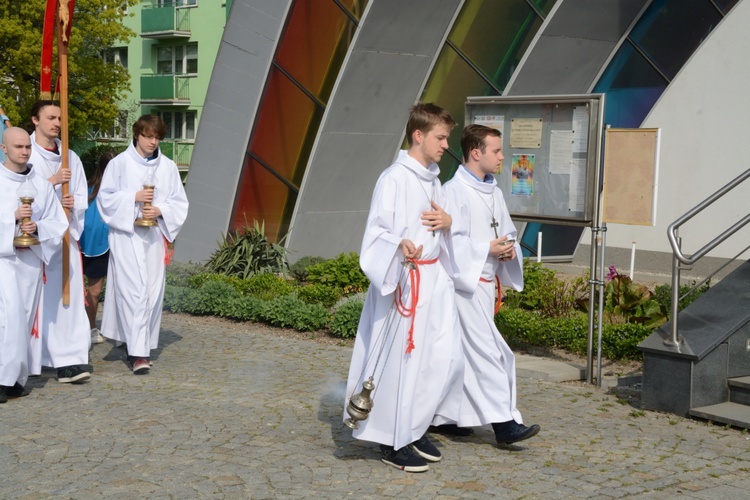 Wprowadzenie relikwii męczenników z Pariacoto do kościoła na Chabrach