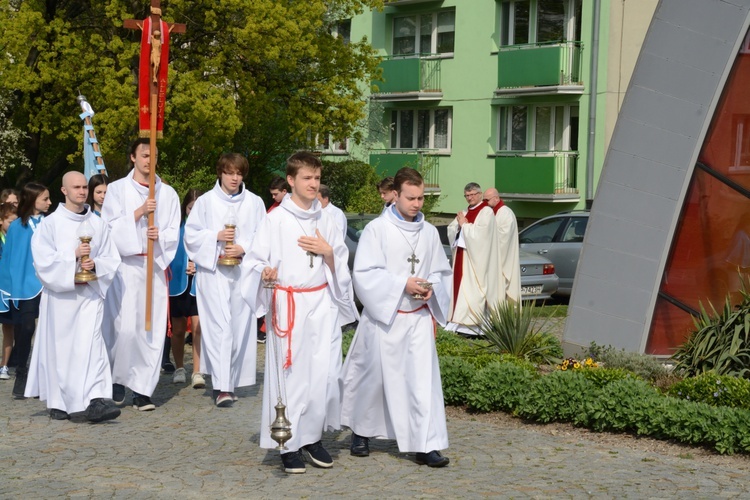 Wprowadzenie relikwii męczenników z Pariacoto do kościoła na Chabrach