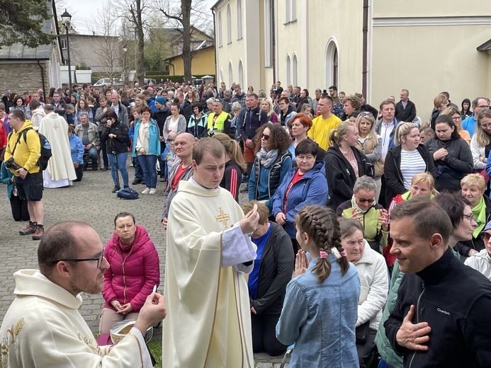 10. Piesza Pielgrzymka Diecezji Bielsko-Żywieckiej do Łagiewnik wyrusza z Hałcnowa - 2022 - cz. 1