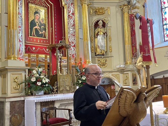 Ks. Zbigniew Jurasz zapraszał do odwiedzania sanktuarium Matki Bożej i kościola św. Jana Kantego. 