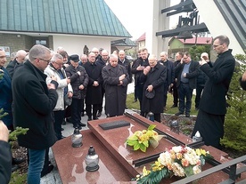 Modlitwa nad grobem ks. Kumora w Niskowej.