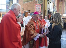 Procesja z darami w Chorzelowie. Świeca symbolizuje obietnicę ewangelizowania.