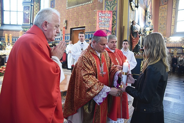 Procesja z darami w Chorzelowie. Świeca symbolizuje obietnicę ewangelizowania.