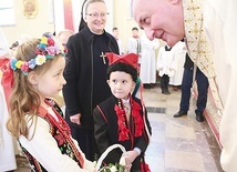 Dzieci z Podlesia w procesji z darami.
