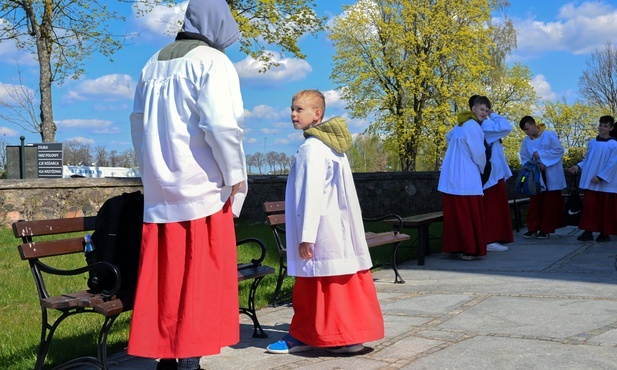 Ministranci przy ołtarzu i w życiu
