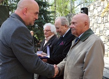 Zasłużonym osobom wręczono odznaczenia Pro Patria oraz medale Opiekun Miejsc Pamięci Narodowej.